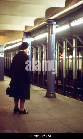 Eine Frau wartet auf einen Zug an der 79th Street Station. 05/1973 Stockfoto