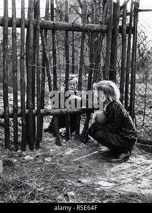 10/1961 - Kinder Freundschaft an der East West Berlin Grenze Stockfoto