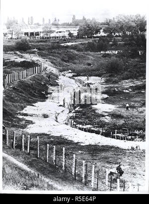 Berlin, August 1961 - In einem letzten Versuch, Halt eine Flut von Flüchtlingen die Flucht aus der DDR durch West Berlin, die kommunistische Regierung von der sowjetischen Zone verschoben Am 13. August zu blockieren aus Ost-berlin mit Truppen, Straßensperren und Stacheldraht Stockfoto