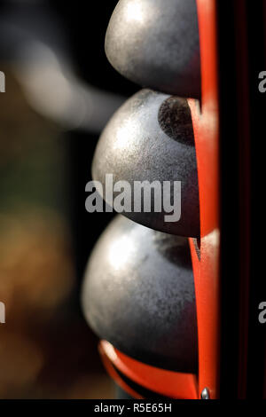 Der Hintergrund der verschiedenen Bügeleisen dunkle Hemisphäre Stockfoto