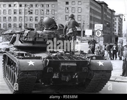 8/23/1961 - amerikanische Truppen und Panzer in der Nachmittag des 23.08.1961 besetzen die Grenze Sektor sind an der Wilhelmstraße Stockfoto