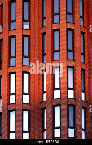 Fassade eines roten mehrstöckiges Gebäude. Fragment. Stockfoto