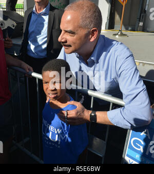 Demokratische gubernatorial Nominee und Bürgermeister von Tallahassee Andrew Gillum und ehemaliger Justizminister Eric Holder wird eine frühzeitige Abstimmung der Basis Rallye am Parkplatz der African American Research Library am 29. Oktober 2018 in Ft Lauderdale, Florida bietet: Eric Holder Wo: Fort Lauderdale, Florida, United States Wenn: 29 Okt 2018 Credit: Johnny Louis/WENN.com Stockfoto