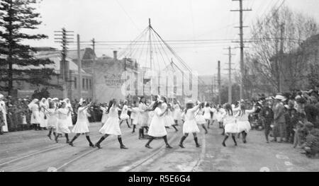 Hobart" Unsere Day Parade" - Kinder Maibaum Tanz - Macquarie Street? - Obligatorische Photo Credit: TAHO Stockfoto