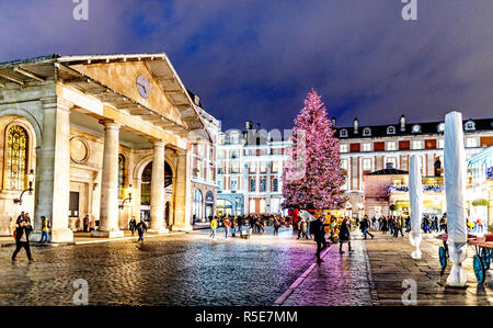 Weihnachtsbaum in der Piazza Covent Garden London, Großbritannien Stockfoto