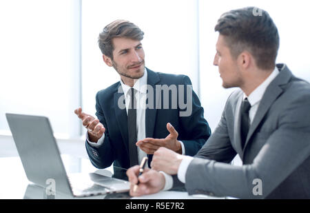 Kollegen füllen wichtige Dokumente Stockfoto