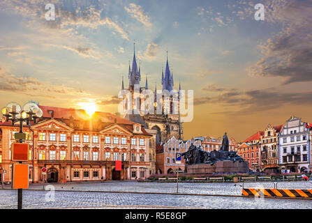 Old Town Square, Kinsky Palast und die Kirche der Muttergottes vor dem Tyn Stockfoto