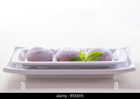 Schokolade Kokos mochi Ice Cream auf weißem Hintergrund. Stockfoto