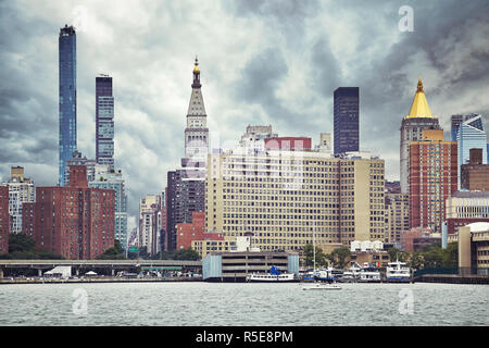 Skyline von Manhattan an einem bewölkten Tag, Farbe Tonen angewendet, New York City, USA. Stockfoto