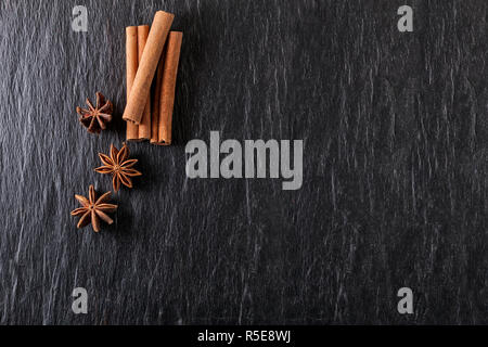 Zimtstangen, Anis auf einer Steinplatte Stockfoto