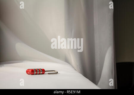 Rote Zahl Vorhängeschloss auf weißem Hintergrund Tuch Stockfoto