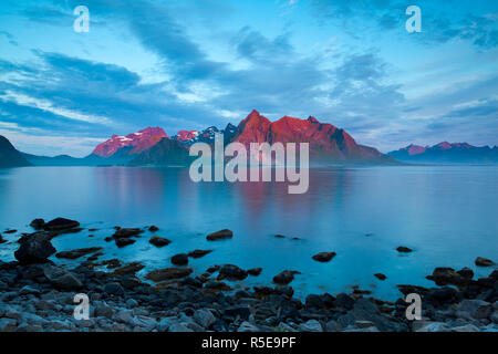 Flakstad Bergkette beleuchtete von Midnight Sun, Lofoten, Norwegen Stockfoto