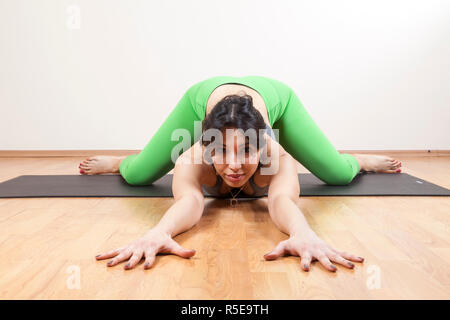 Eine junge Frau Yoga mediatation im Studio Stockfoto