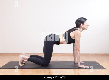 Eine junge Frau Yoga mediatation im Studio Stockfoto