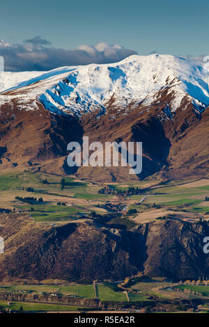 Blick von der Remarkables Ski Gebiet in Richtung Arrowtown, Queenstown, Central Otago, Südinsel, Neuseeland Stockfoto