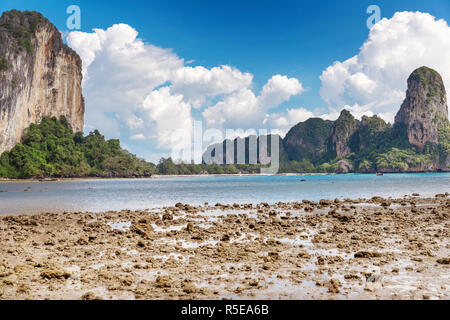 Beliebte Reise tropische karst Felsen ideal zum Klettern Railay Beach, Provinz Krabi, Thailand Stockfoto