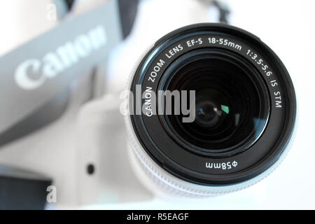 Kamera Canon 100d Eos, Objektiv EFS 18-55mm, Editorial, illustrative Stockfoto