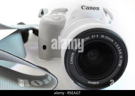 Kamera Canon 100d Eos, Objektiv EFS 18-55mm, Editorial, illustrative Stockfoto