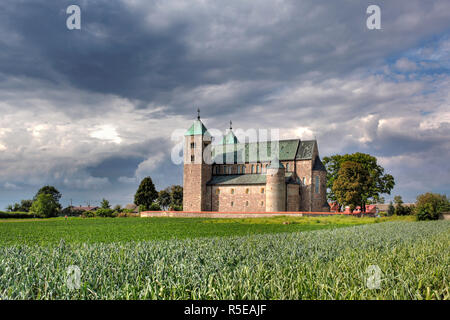 Romanische Stiftskirche (1160 s), Tum, Woiwodschaft Lodz, Polen Stockfoto