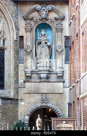 Die Statue von Queen Elizabeth 1 ist über der Tür der Kirche von St-Dunstans-in-d-West in Fleet Street, London, England Stockfoto