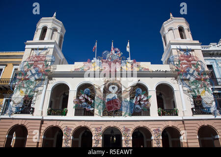 Puerto Rico, San Juan, Old San Juan, Plaza de Armas, Weihnachts-Dekorationen auf die Alcaldia, Rathaus Stockfoto