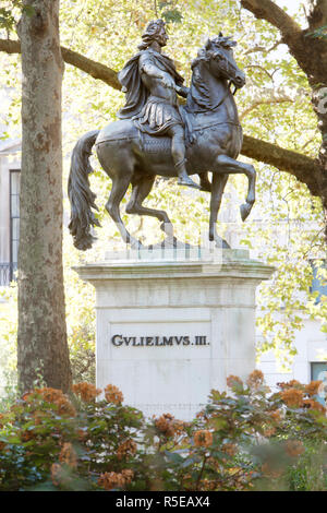 Reiterstandbild von William lll in römischer Kleidung, die in der St James' Square, London. Stockfoto