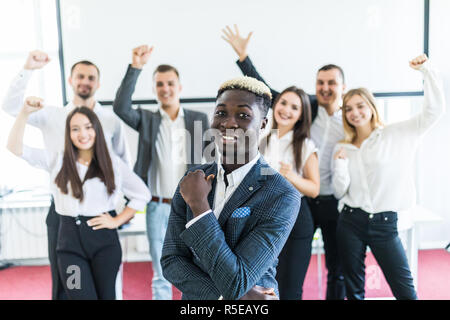 Schönen afrikanischen Geschäftsmann mit einer Gruppe von Geschäftsleuten auf Hintergrund Stockfoto