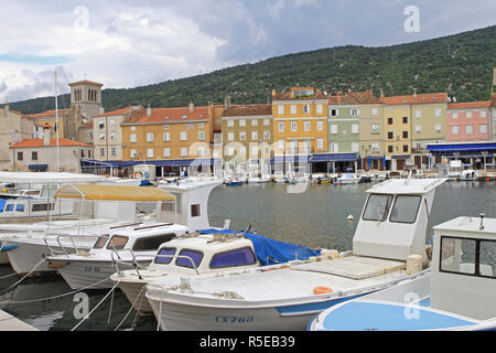 CRES, KROATIEN - 17. Mai: Cres Stadt mit Hafen am 17. Mai 2010. Malerische Gebäude und Hafen für Boote in der Insel Cres, Kroatien. Stockfoto