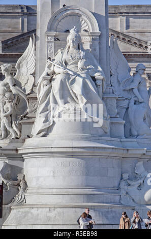 Victoria Memorial. Die immense Marmor statue von Königin Victoria, von Thomas Brock, ist vor dem Buckingham Palace in der Mall, London, UK. Stockfoto