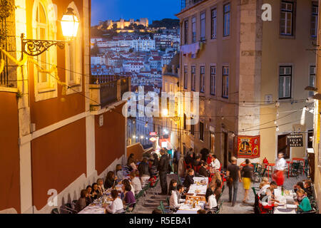 Restaurants in der Calcada Duque, Viertel Bairro Alto, mit Blick auf die Burg Castelo Sao Jorge, Lissabon, Portugal Stockfoto