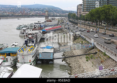 BUDAPEST, Ungarn - 13. Juli: Schwimmende Restaurants an der Donau in Budapest am 13. Juli 2015. Günstig Pontons und Schiffe an der Donau Bank in der Bu Stockfoto