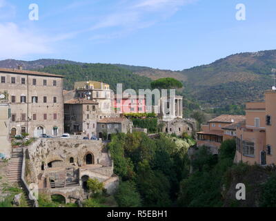 TIVOLI, Italien, 29. SEPTEMBER 2017: schönen Park der Villa Gregoriana und charmanten mittelalterlichen Gebäude in Tivoli, ein Ausflug von Rom Stockfoto