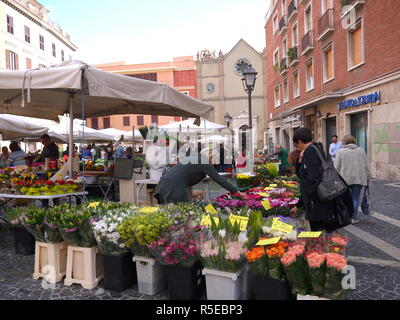 TIVOLI, Italien, 29. SEPTEMBER 2017: frische, schöne Blumen, Früchte und Gemüse auf dem Wochenmarkt auf dem Hauptplatz Piazza Plebiscito von Ti