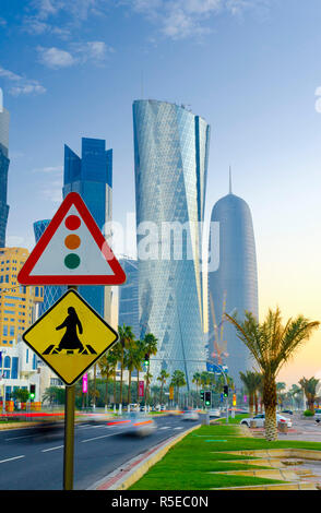 Katar, Doha, von links nach rechts Palm Tower, Tower und Burj Al Bidda Katar Stockfoto