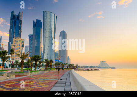 Katar, Doha, von links nach rechts Palm Tower, Tower und Burj Al Bidda Katar Stockfoto