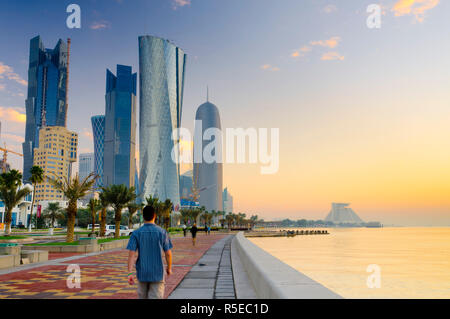 Katar, Doha, von links nach rechts Palm Tower, Tower und Burj Al Bidda Katar (MR) Stockfoto