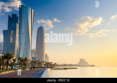 Katar, Doha, von links nach rechts Palm Tower, Tower und Burj Al Bidda Katar Stockfoto