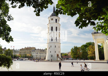VILNIUS, LITAUEN - Mai 6, 2018: Platz der Kathedrale, dem Hauptplatz der Altstadt Vilnius, eine zentrale Position im öffentlichen Leben der Stadt, Vilnius, Litauen Stockfoto
