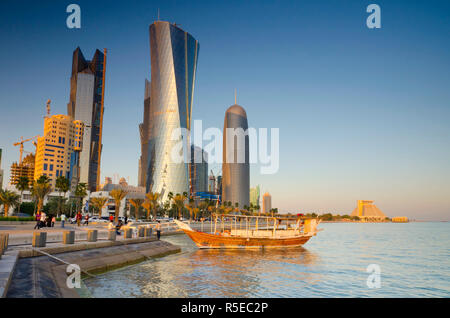 Katar, Doha, von links nach rechts Palm Tower, Tower und Burj Al Bidda Katar Stockfoto