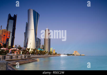 Katar, Doha, von links nach rechts Palm Tower, Tower und Burj Al Bidda Katar Stockfoto