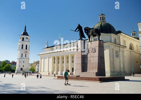 VILNIUS, LITAUEN - Mai 6, 2018: Platz der Kathedrale, dem Hauptplatz der Altstadt Vilnius, eine zentrale Position im öffentlichen Leben der Stadt, Vilnius, Litauen Stockfoto