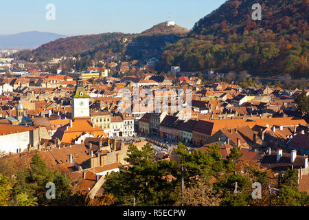 Erhöhte Blick über Altstadt Stadtzentrum & Dächer, Piata Sfatului, Brasov, Siebenbürgen, Rumänien Stockfoto