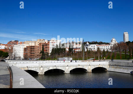 Puente del Rey Brücke über den Fluss Manzanares, Jardines del Virgen del Puerto Gebäude in der Nähe von Principe Pio und Plaza España im Hintergrund, Madrid, Spanien Stockfoto