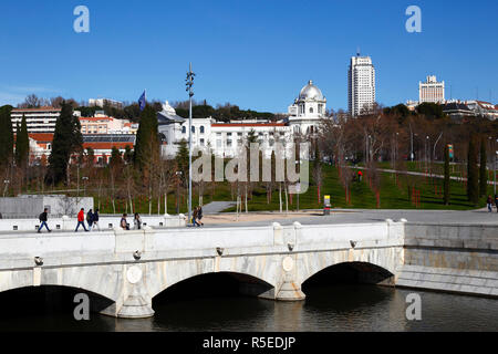 Puente del Rey Brücke über den Fluss Manzanares, Jardines del Virgen del Puerto Gebäude in der Nähe von Principe Pio und Plaza España im Hintergrund, Madrid, Spanien Stockfoto