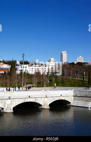 Puente del Rey Brücke über den Fluss Manzanares, Jardines del Virgen del Puerto Gebäude in der Nähe von Principe Pio und Plaza España im Hintergrund, Madrid, Spanien Stockfoto