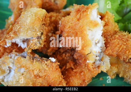 Gebratener Fisch knusprig/close up Gebratenes Fischfilet mit Brot Krume und Gemüse auf dem Teller/Scheibe Tilapia-fisch knusprig braten Kochen Stockfoto