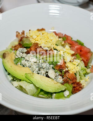 Salat mit Avocado, Eier und Blauschimmelkäse Stockfoto