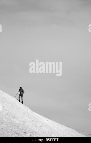 Skifahrer vor Abfahrt auf verschneiten Freeride Piste und Bedeckt Gewitter Himmel. Kaukasus Berge im Winter, Georgien, Region Gudauri. Schwarz und Weiß getönten l Stockfoto
