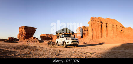 Ein 4x4 in der Nähe der clffs des Curoca River Canyon bereit, Lager für die Nacht in der Angolanischen Wüste geparkt. Stockfoto