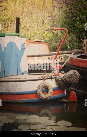 Portraitfotos, mit Jahrgang 1970 betrachten, zeigt Teile der traditionellen Kanalboote, im Wasser, im Black Country Living Museum, Dudley, Großbritannien. Stockfoto